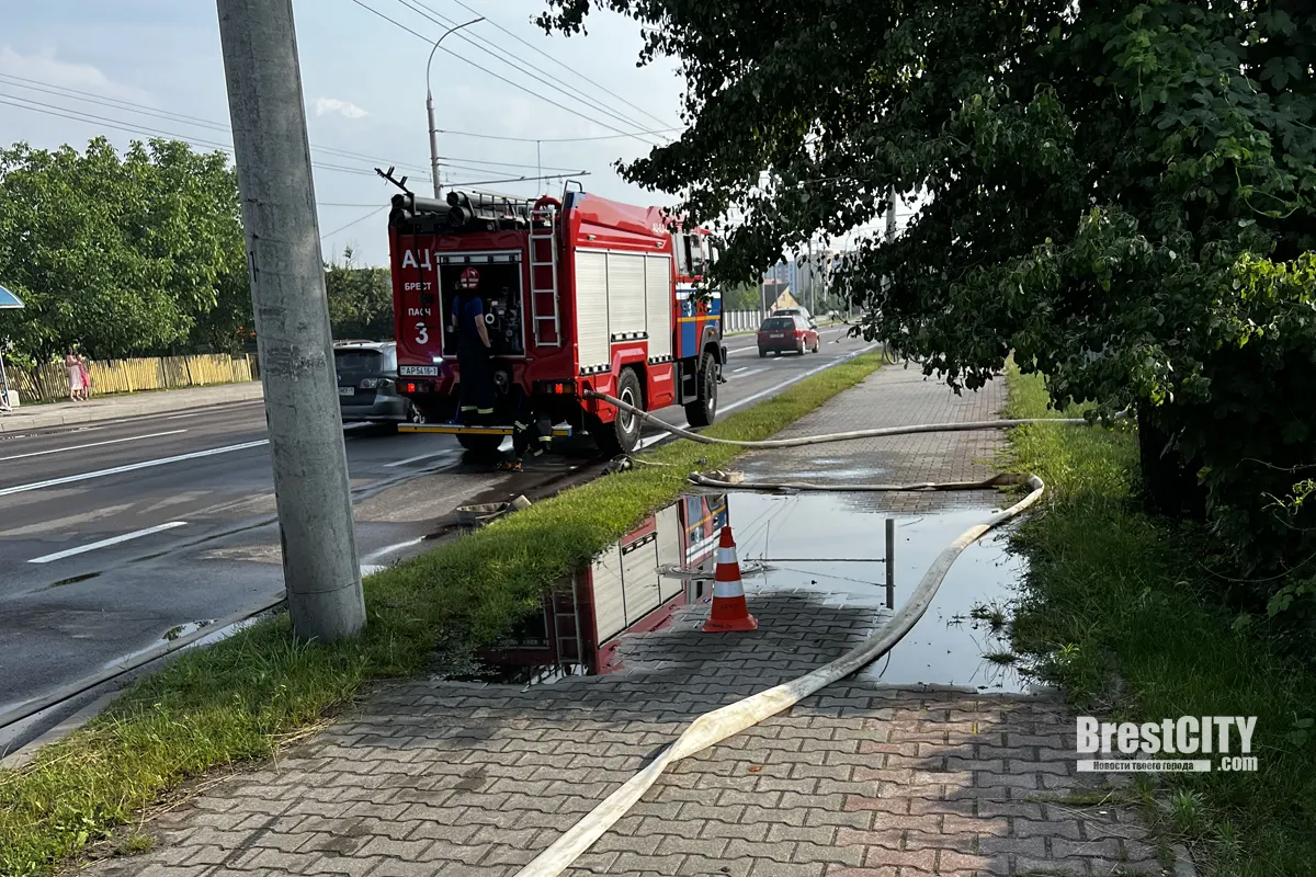 Молния? На Суворова в Бресте горело строение - фото, видео