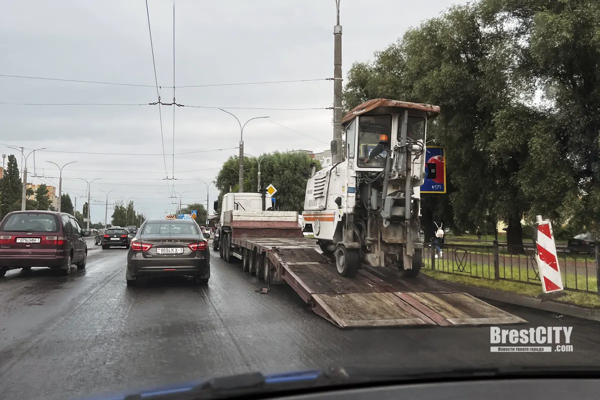 Могут же! Смотрите, как в Бресте ночью укладывали асфальт по ул.Суворова Могут же! Смотрите, как в Бресте ночью укладывали асфальт по ул.Суворова