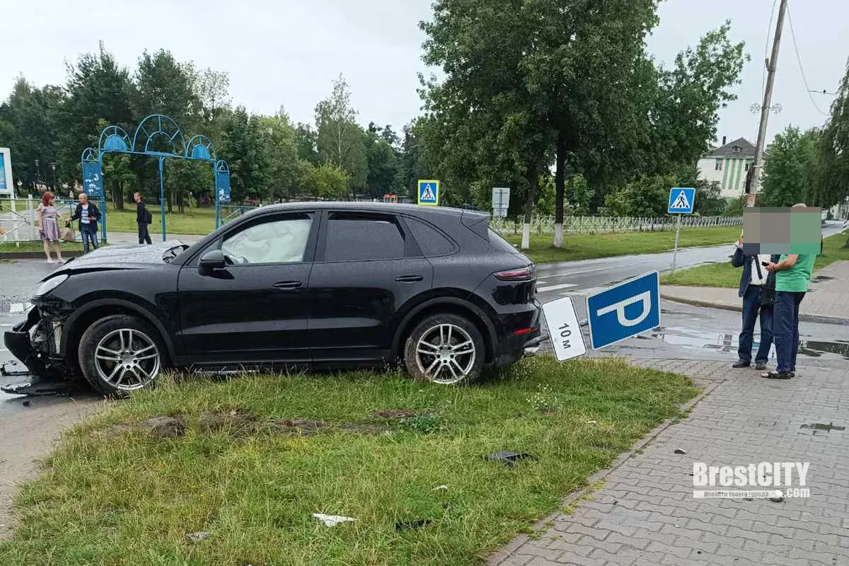 Снес столб и знак. Подробности ДТП в Белоозерске с Porsche Cayenne на  российских номерах