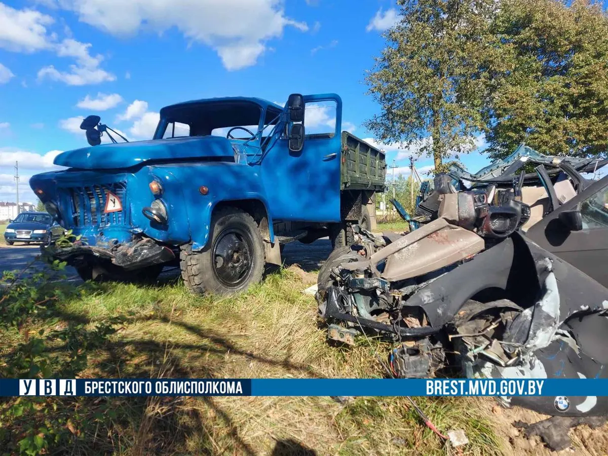 Грузовик и BMW столкнулись в Барановичском районе - один погиб, двое в  больнице (видео)