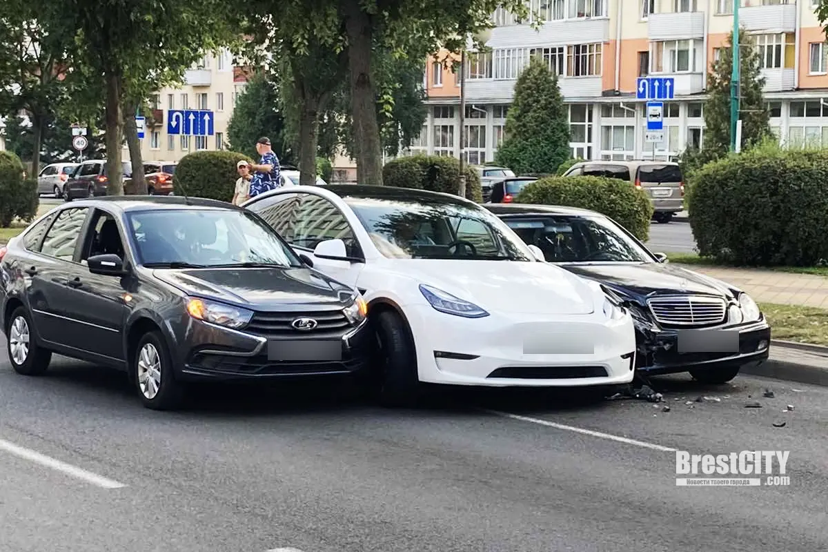 Tesla зажали два автомобиля на Б.Шевченко в Бресте. Кто виноват, рассказали  в ГАИ