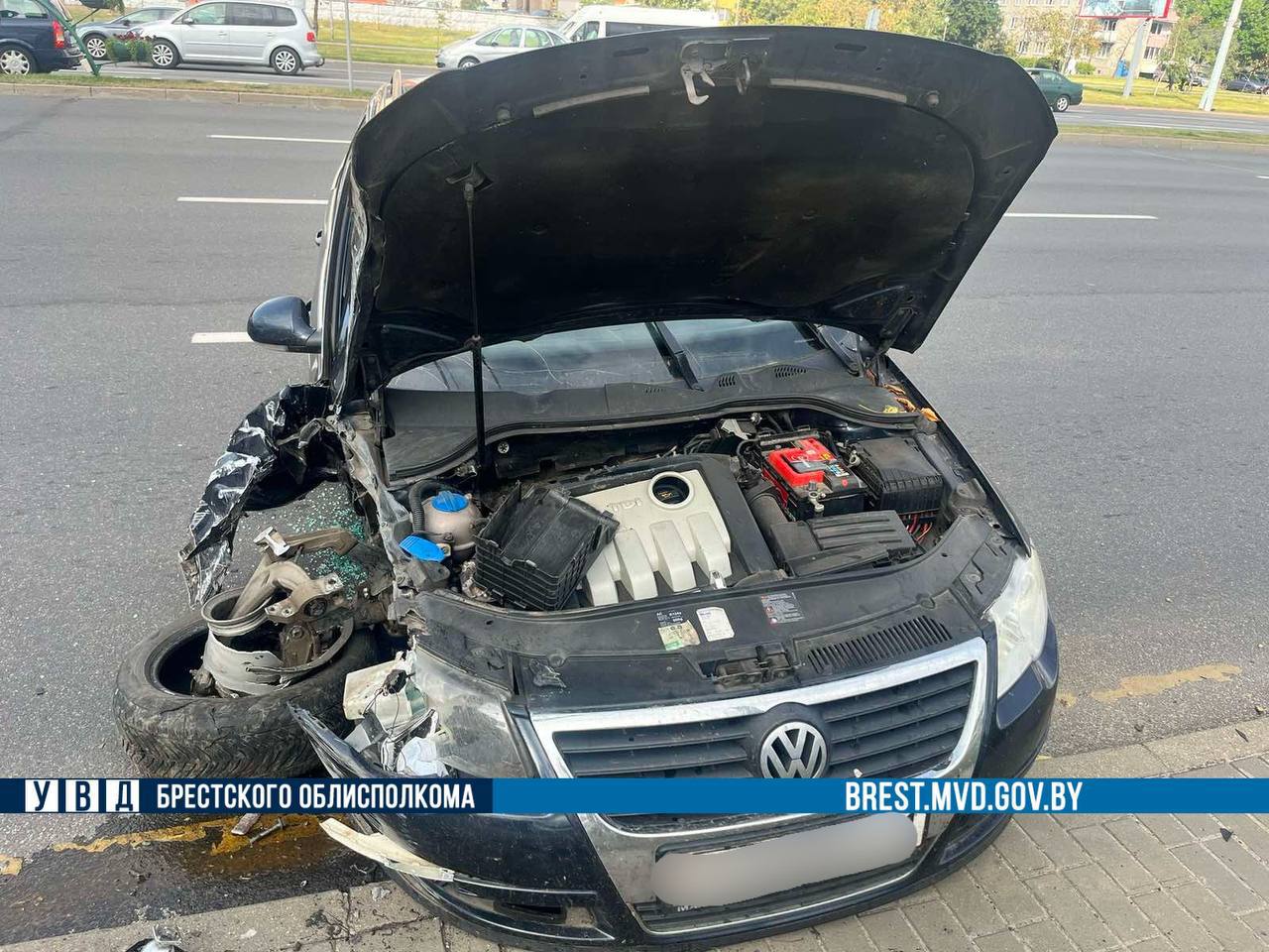 В Бресте водитель VW врезался в световую опору и... убежал. Его ищут