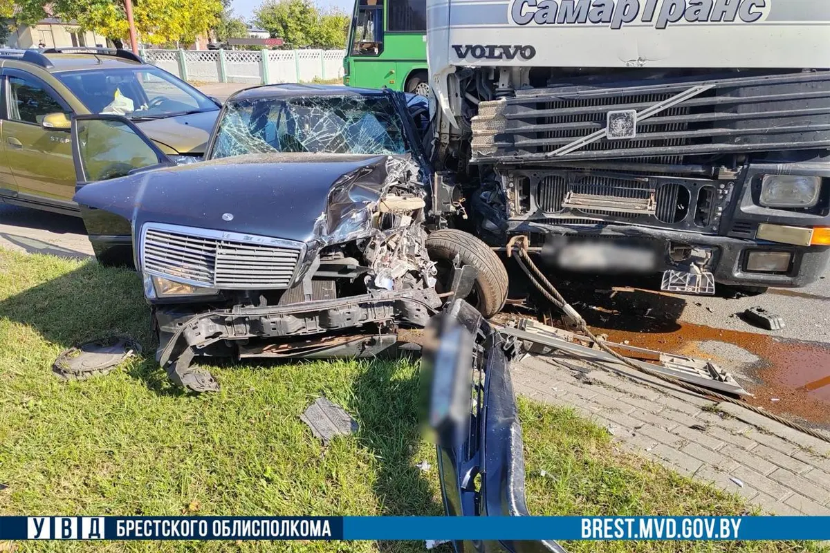 В Бресте на Рябцева занесло грузовик - он врезался в Renault и Mercedes