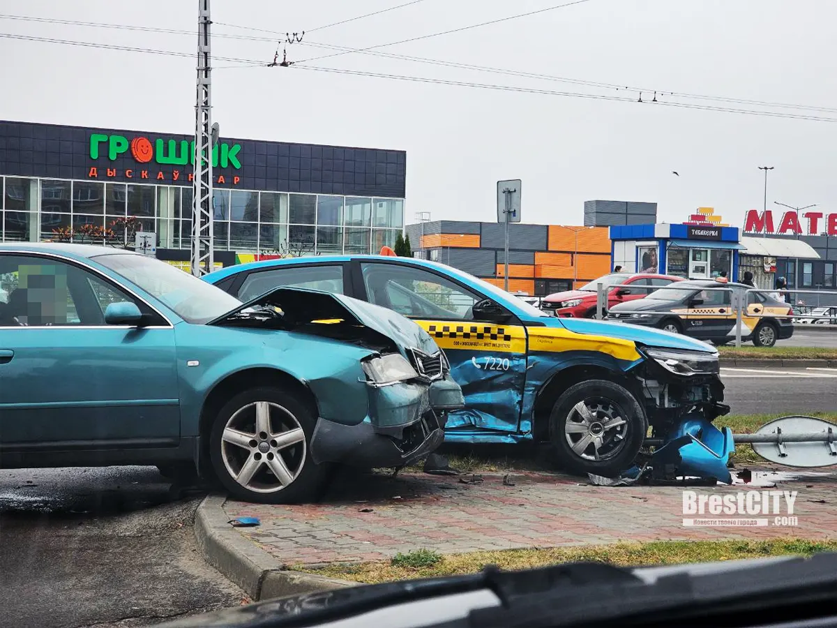 Такси попало в ДТП возле 