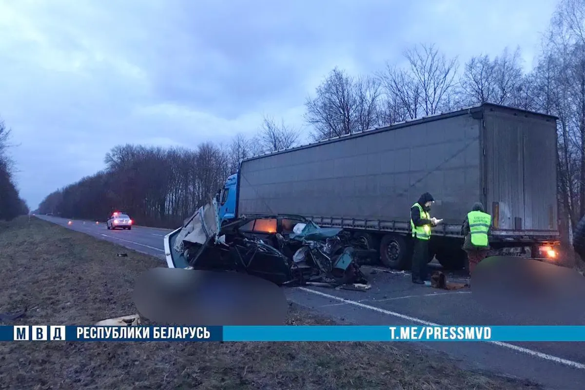 Жуткое ДТП с фурой в Березовском районе: погибли два человека