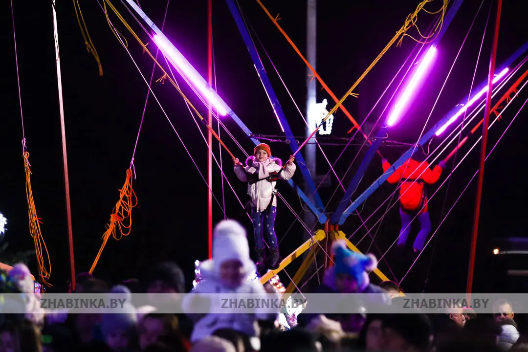 Хоровод Дедов Морозов и космическая елка. В Жабинке прошел "Зимний фест"