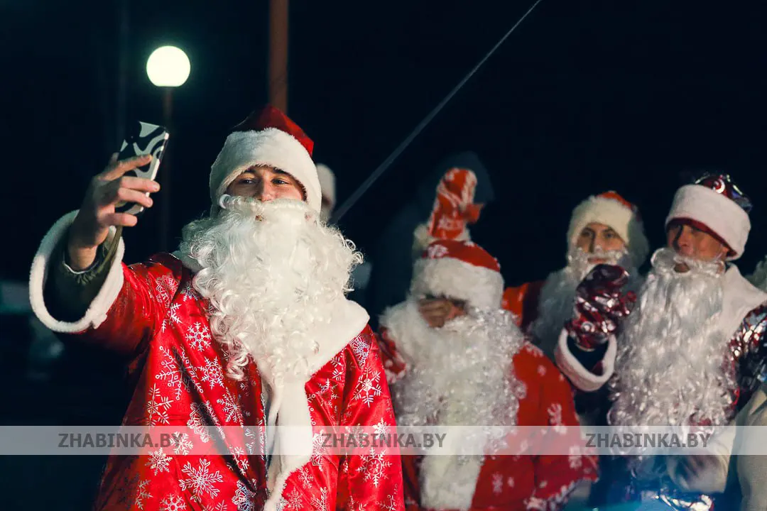 Хоровод Дедов Морозов и космическая елка. В Жабинке прошел "Зимний фест"