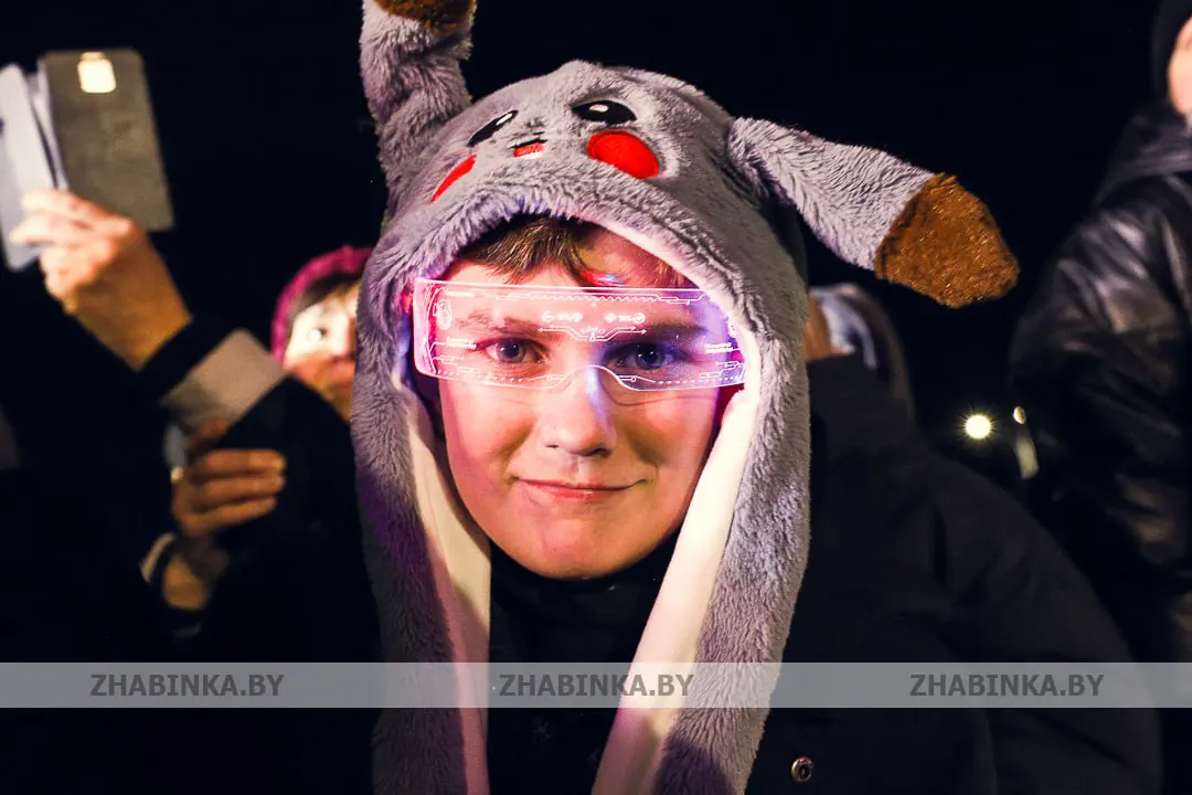 Хоровод Дедов Морозов и космическая елка. В Жабинке прошел "Зимний фест"