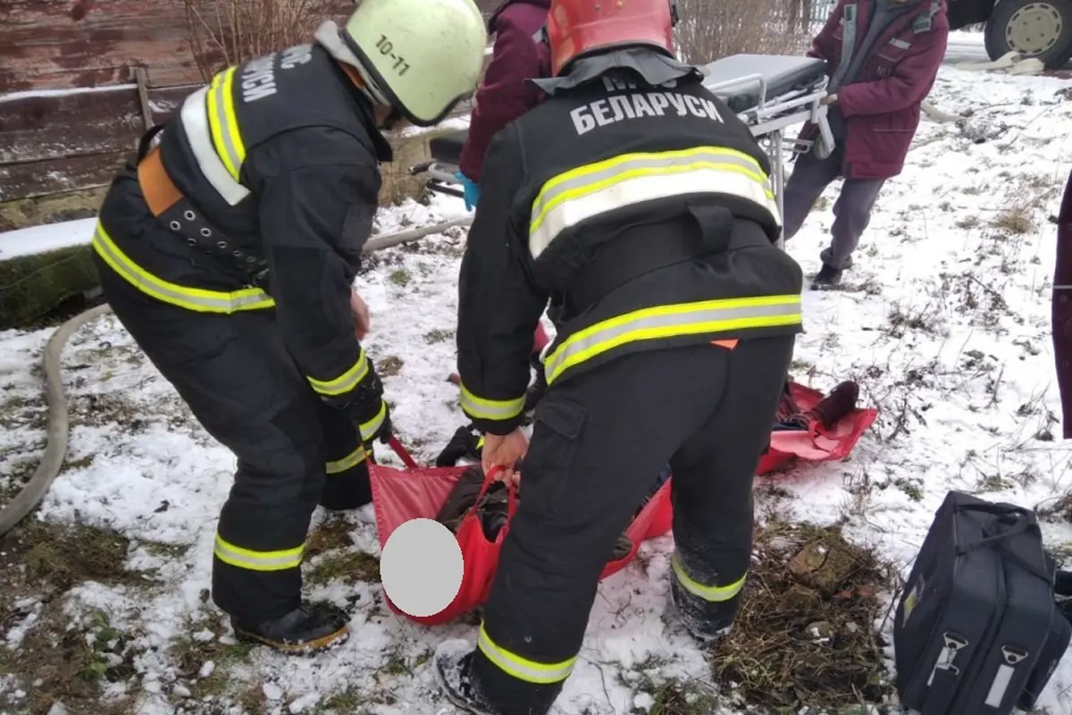 Обнаружен в горевшей комнате на полу. В Каменецком районе спасен хозяин дома