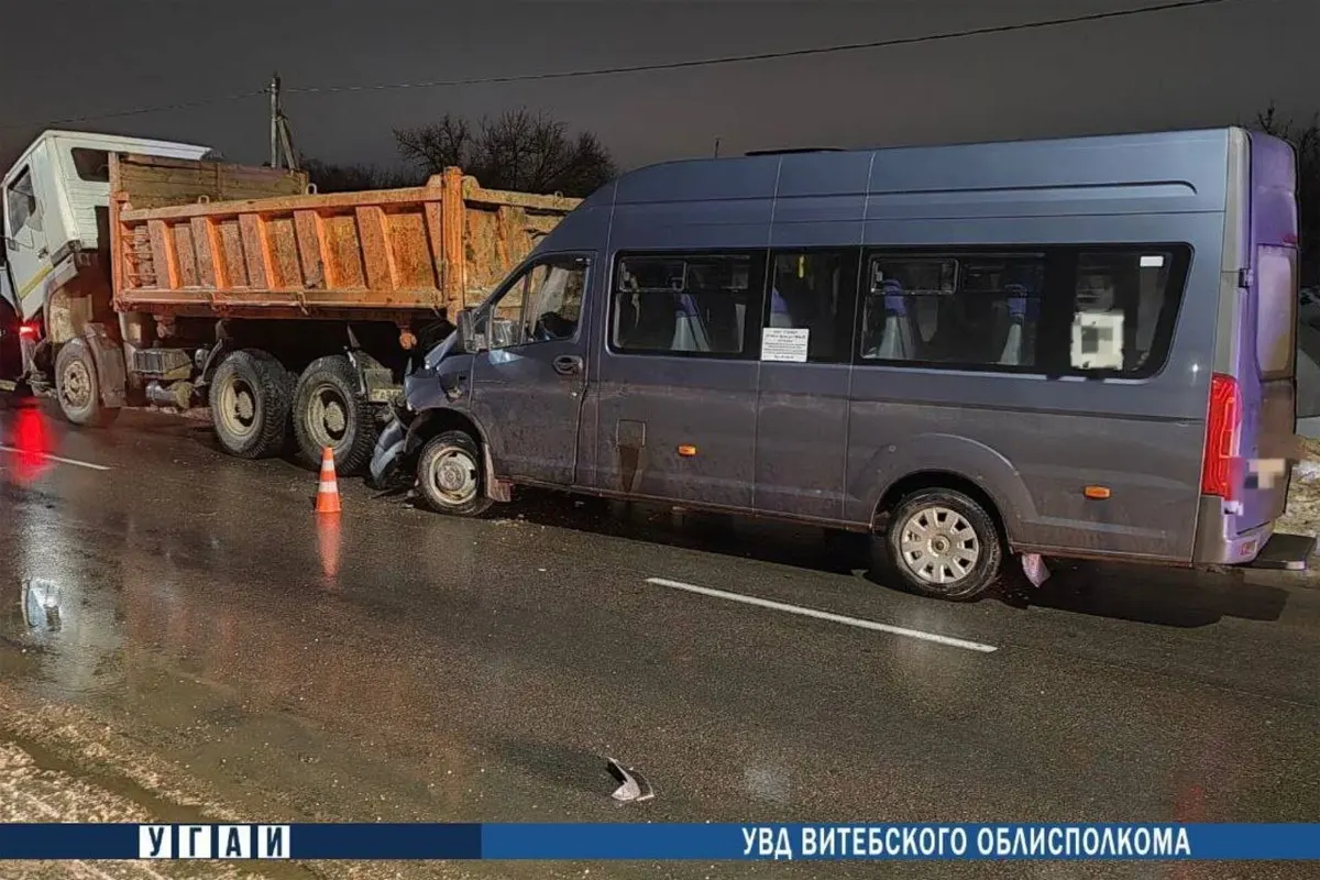 Маршрутка с пассажирами врезалась в грузовик в Орше