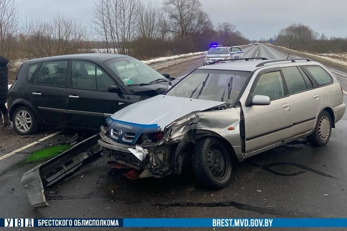 Неудачный разворот Nissan в Пинском районе