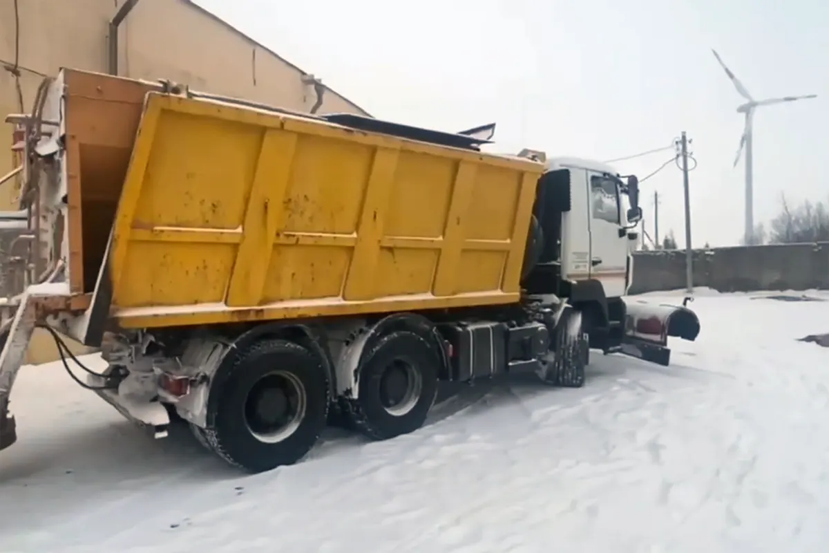 Залез на кузов и… Водитель снегоуборочной техники погиб в Дрибине