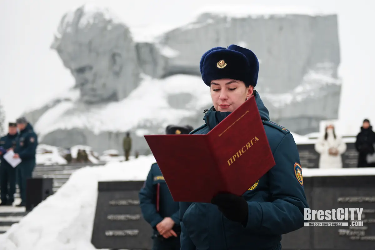 Молодые сотрудники МЧС приняли присягу в Брестской крепости