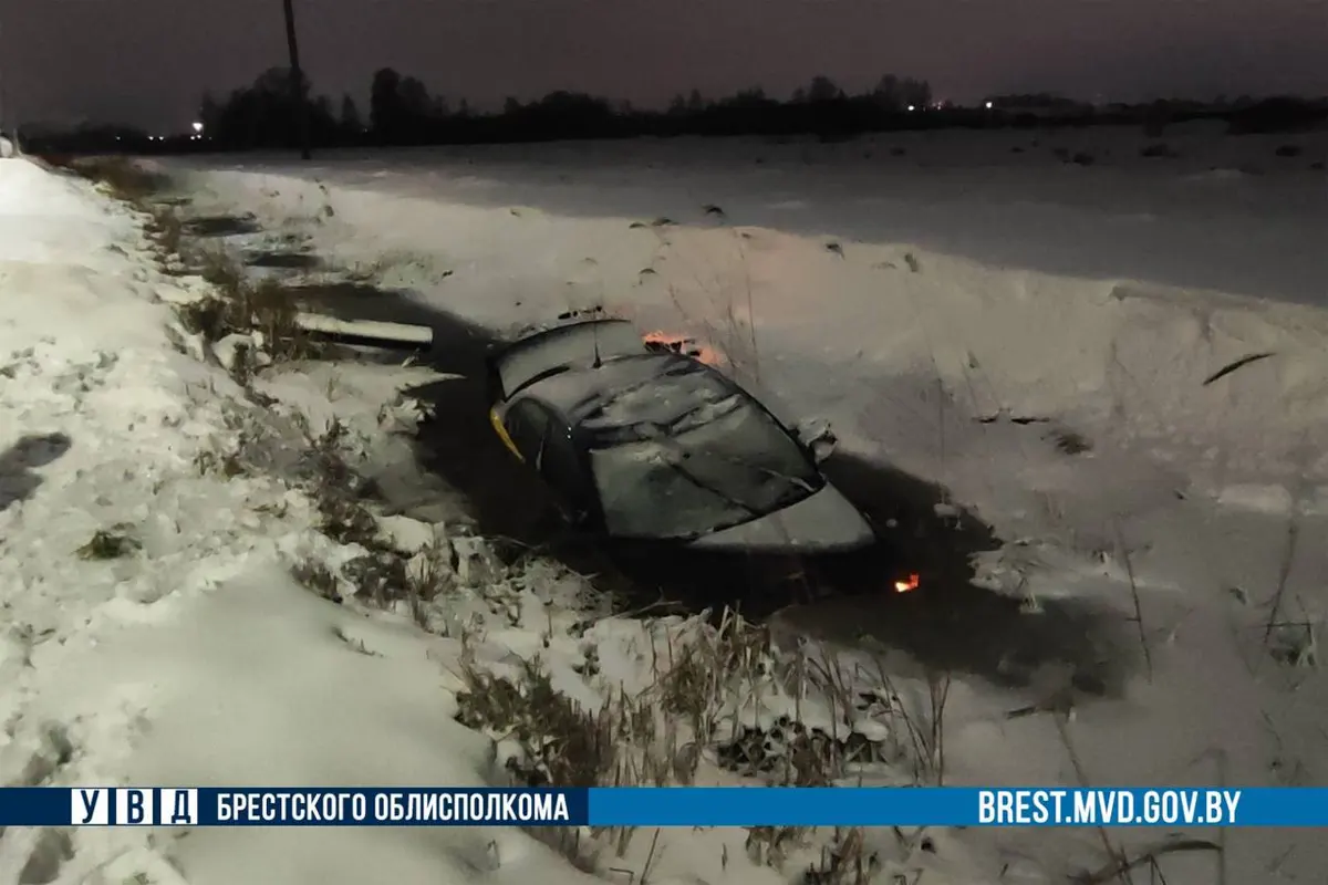 Машина такси «ушла» в канаву с водой в Бресте. Подробности ДТП на Радужной