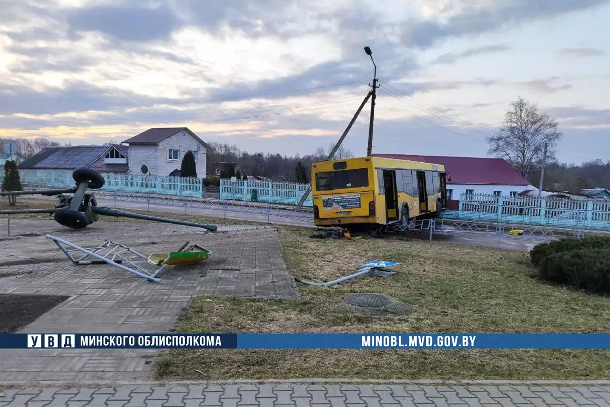 Водителю автобуса стало плохо за рулем - въехал в памятник и забор. ДТП в  Жодино