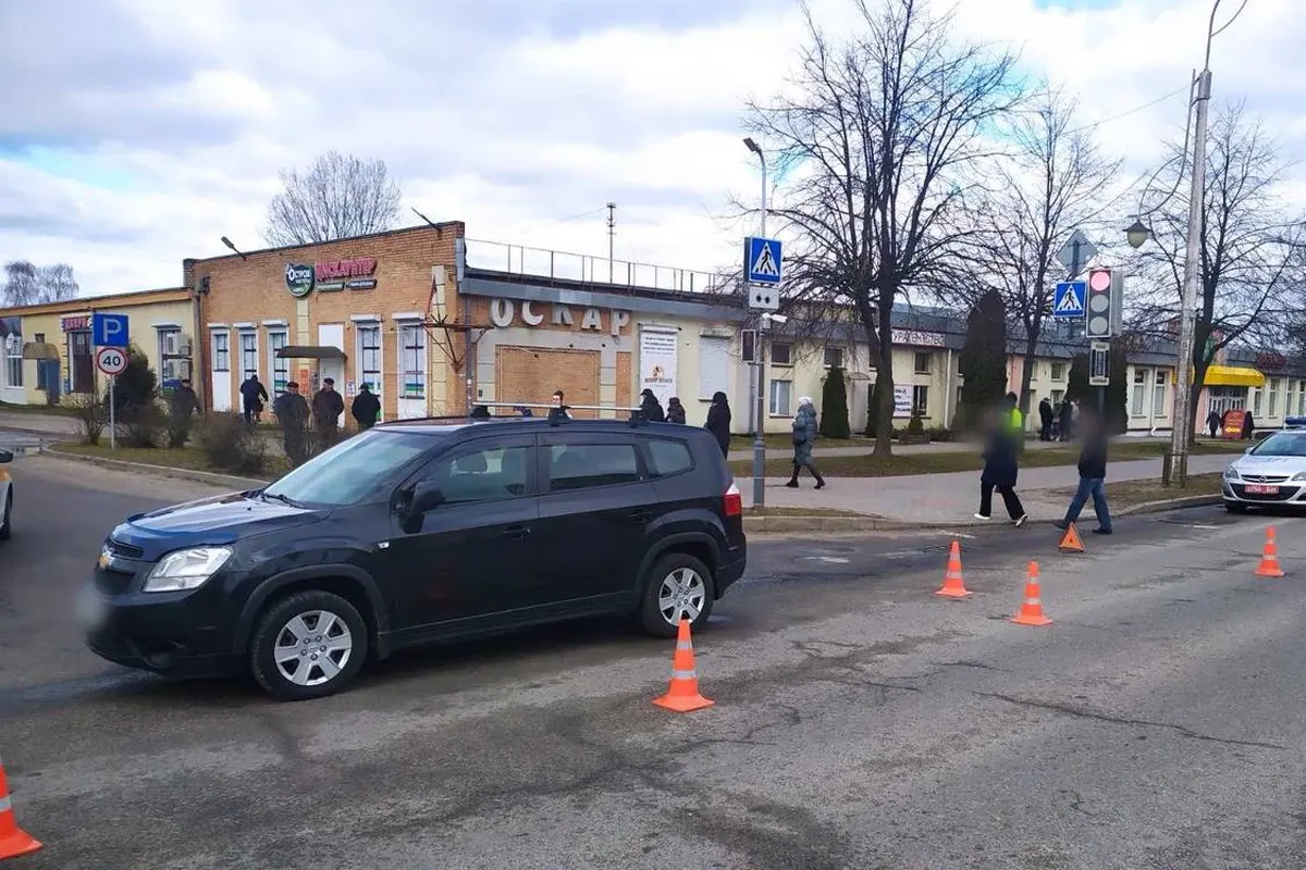 В Кобрине 84-летняя женщина вышла на красный. Жёсткое ДТП попало на видео