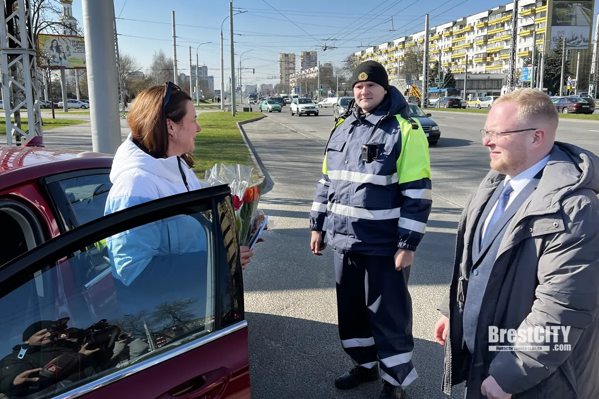 Приятно удивлены! Более 30 девушек-водителей в Бресте поздравили с 8 марта