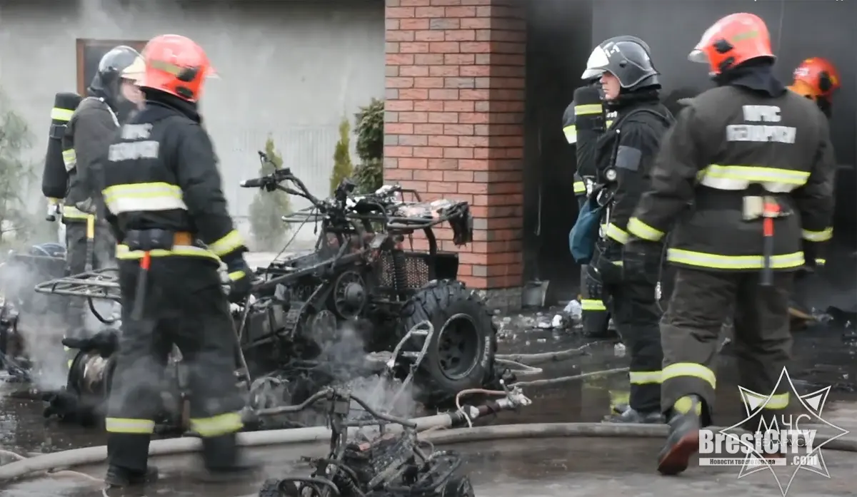 Квадроцикл и детский электромобиль сгорели в гараже в Бресте. Видео