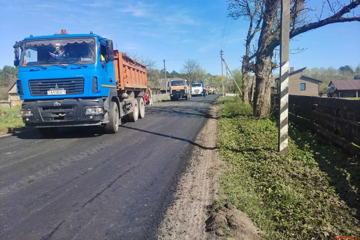 Новый асфальт в деревне под Брестом уложили за три дня