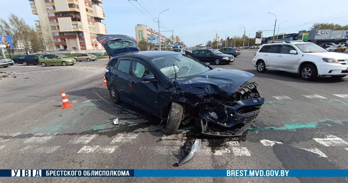 Женщина и ребенок в больнице. Подробности ДТП в Бресте на Московская   С.Конституции