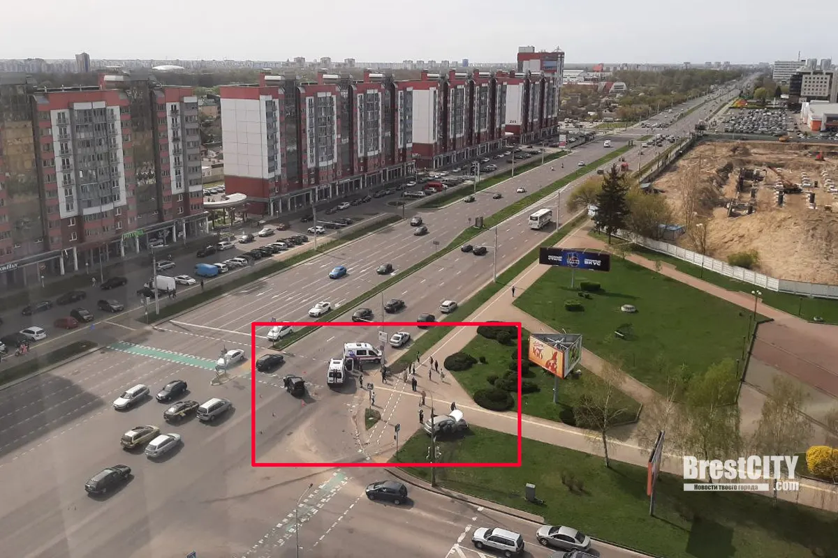 Женщина и ребенок в больнице. Подробности ДТП в Бресте на Московская   С.Конституции