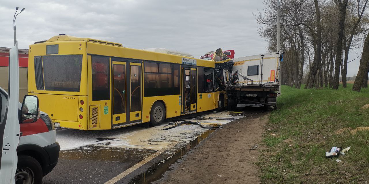 За медпомощью обратились 43 человека. Как их состояние? ДТП с участием автобуса в Минске