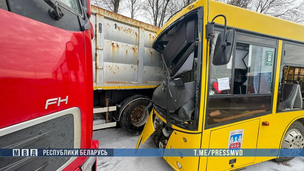В Минске автобус с пассажирами врезался в грузовик. Видео ДТП. Подробности