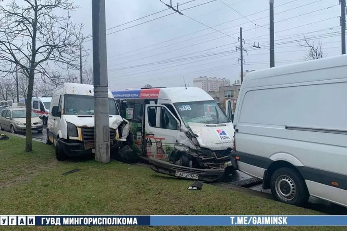 В Минске маршрутчик не справился с управлением: 4 пассажира в больнице