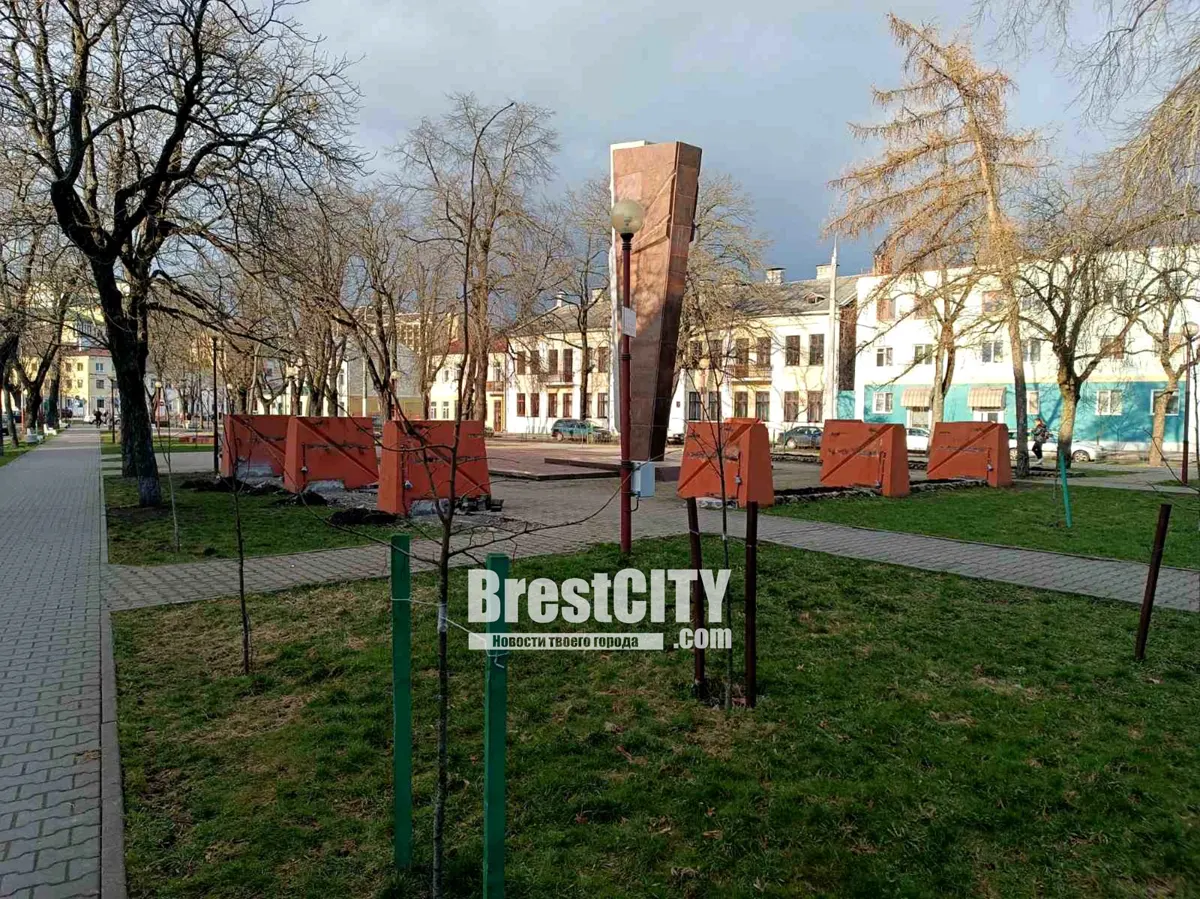 Памятник на площади Свободы обновляют в Бресте