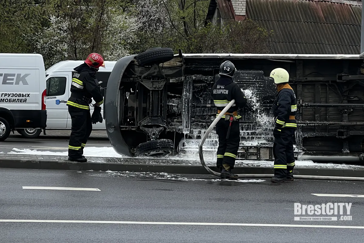 Маршрутка опрокинулась в Бресте возле Кобринского моста