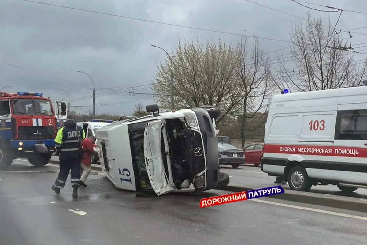 Маршрутка опрокинулась в Бресте возле Кобринского моста