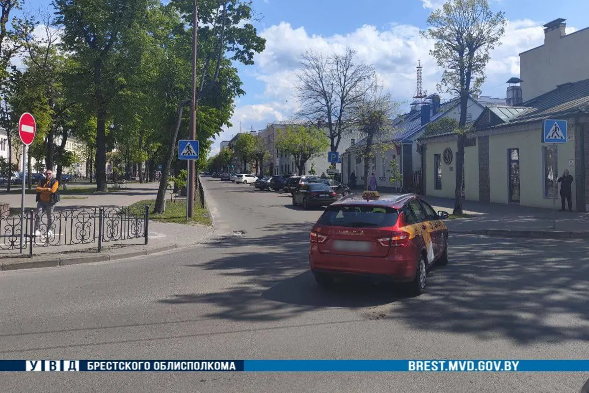 Совершил ДТП в Бресте, подумал и... уехал. Водителя ищут. Видео