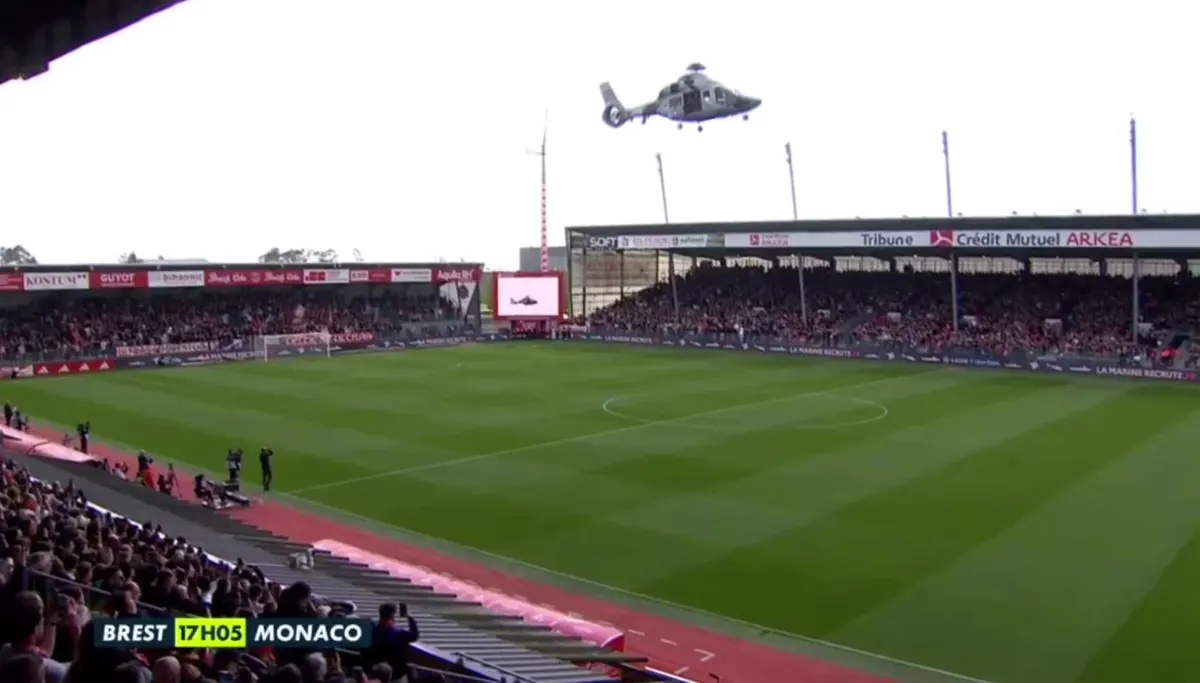 Во Франции военный вертолёт доставил мяч на стадион "Бреста"