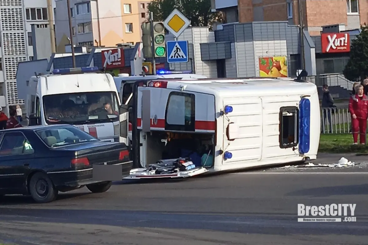 BMW и скорая. Видео момента ДТП в Кобрине - спецмашина опрокинулась