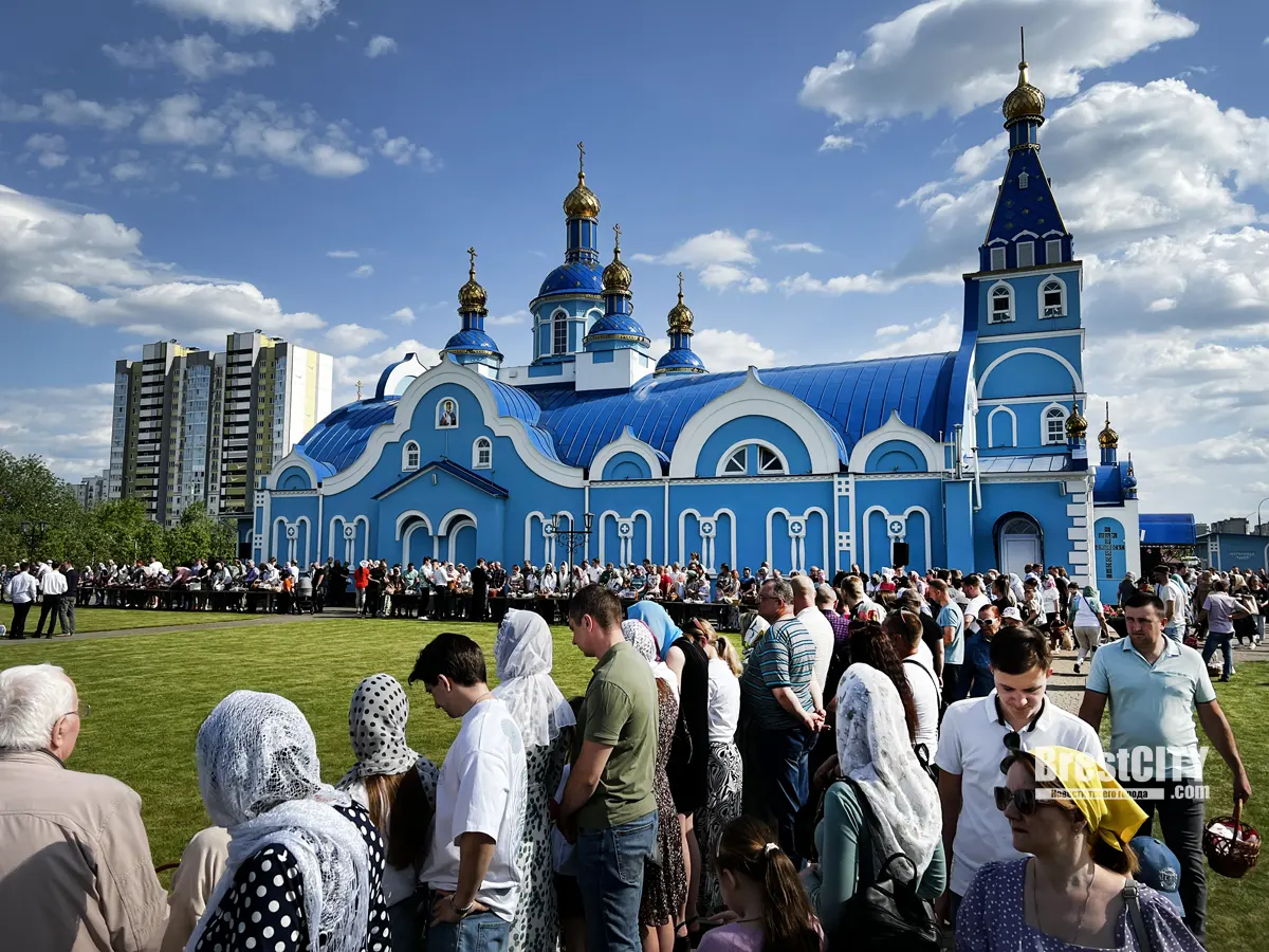 В храмах Бреста в полном разгаре освящение пасок и куличей