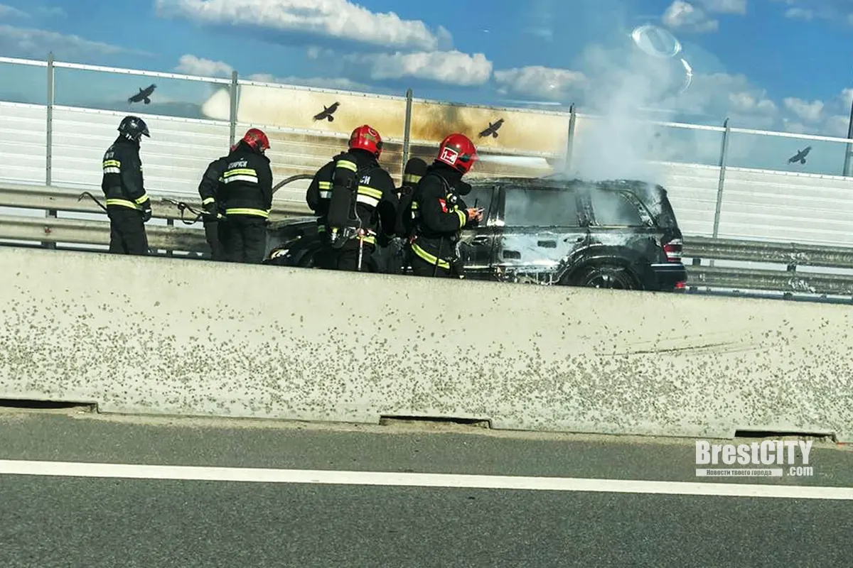 Mercedes полыхал на Западном обходе Бреста. Видео пожара