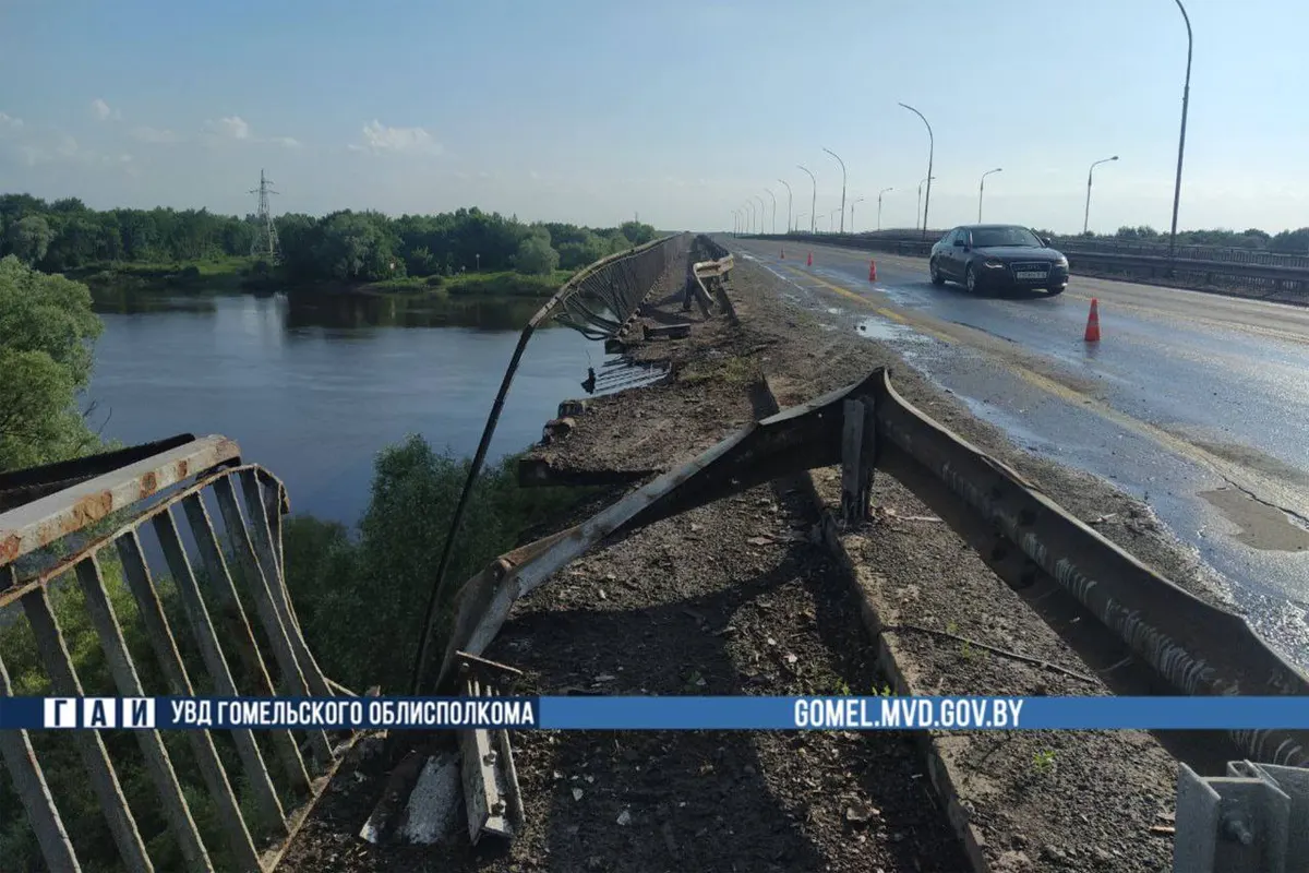 Бензовоз опрокинулся с моста на М-10 в Гомельской области