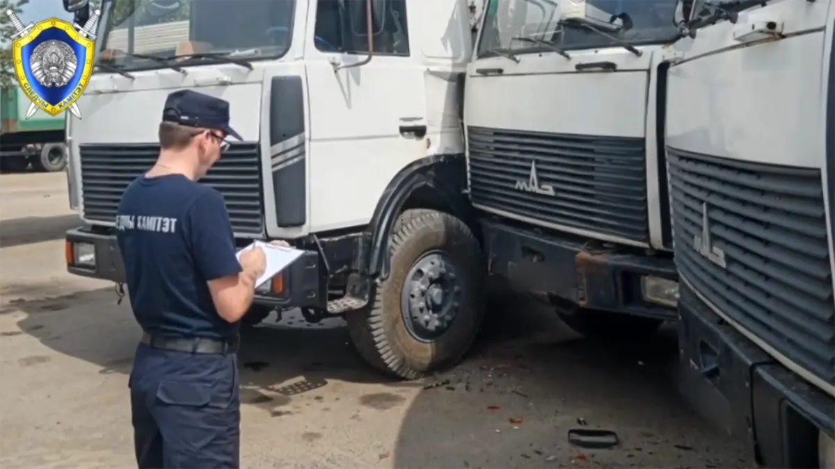 В Минске водителя зажало между кабинами грузовиков