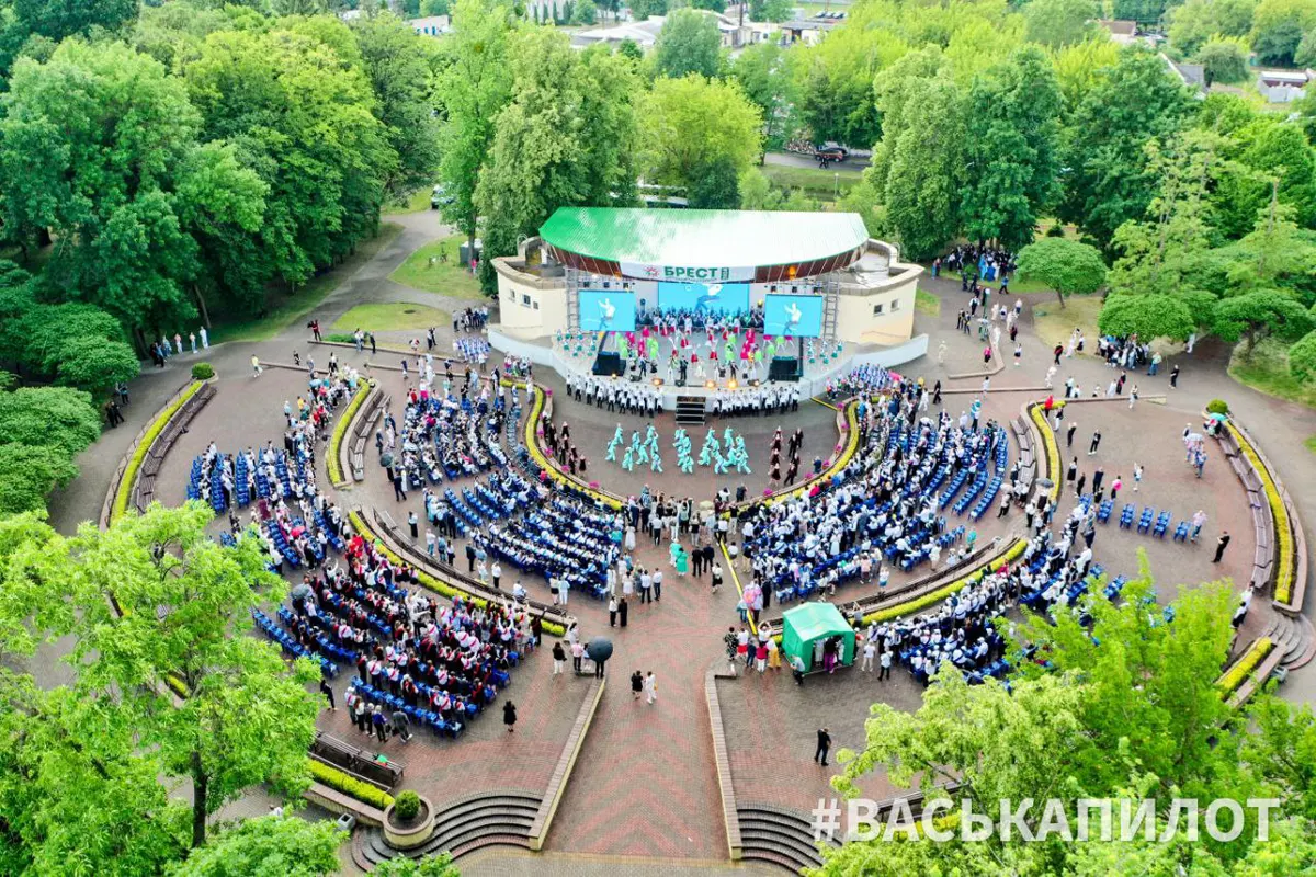 Смотрите, как в Бресте выпускники страны празднуют "Последний звонок". Много фото и видео