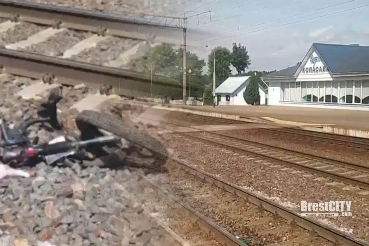 Мотоцикл столкнулся с поездом "Брест-Минск" - двое погибших байкеров. Видео