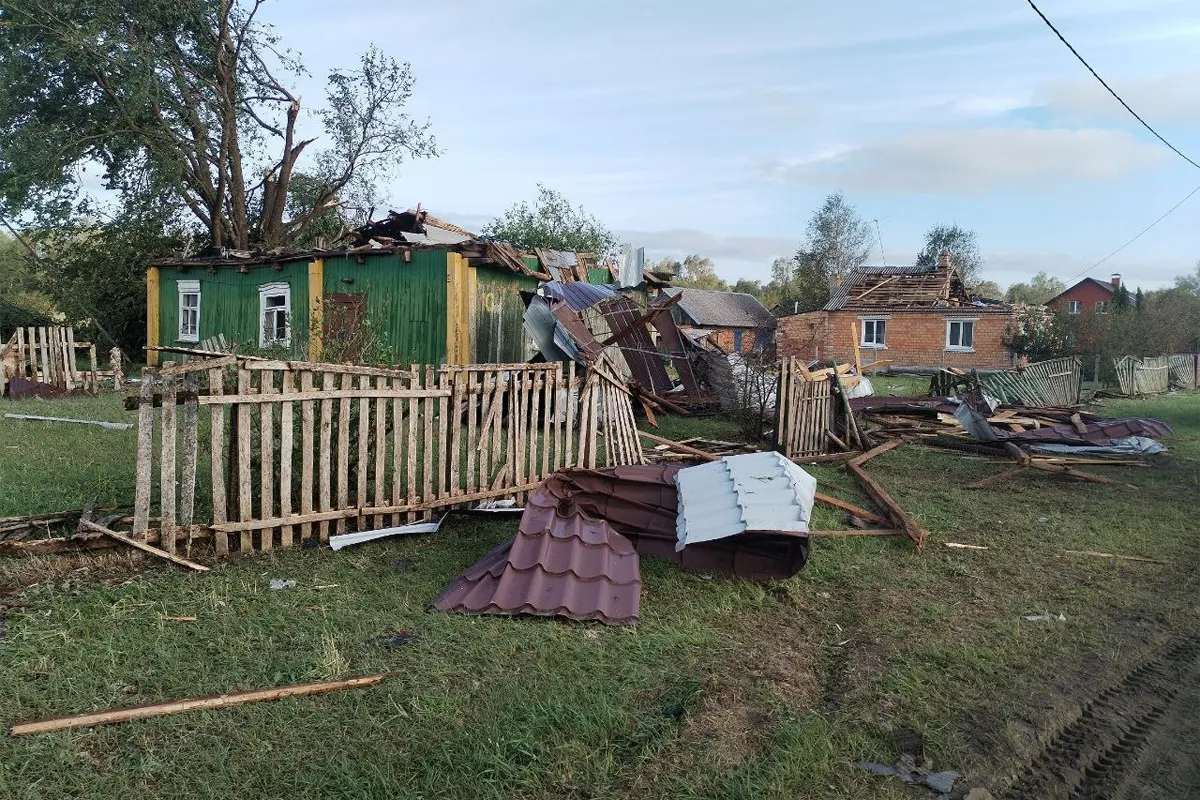 В Пинском районе в аг. Лопатино из-за ураганного ветра пострадало 63 дома