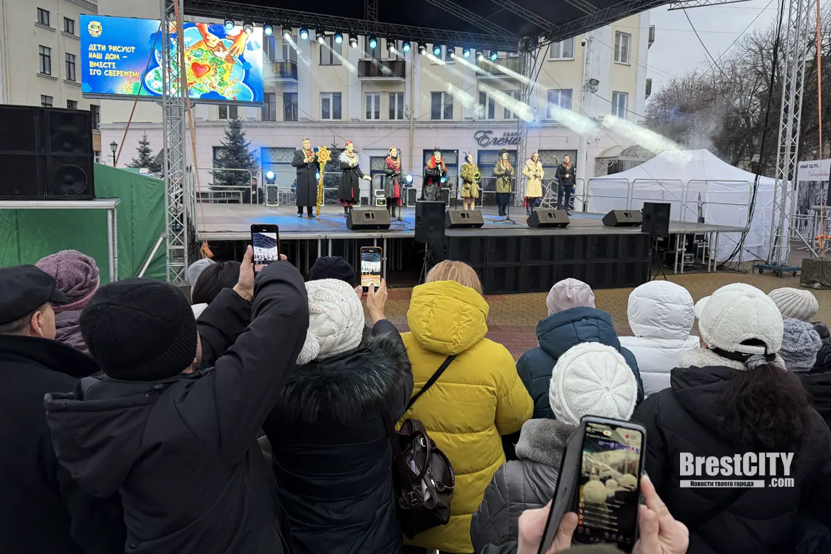 На 18 градусов теплее. Как прошли Коляды на главной площади Бреста