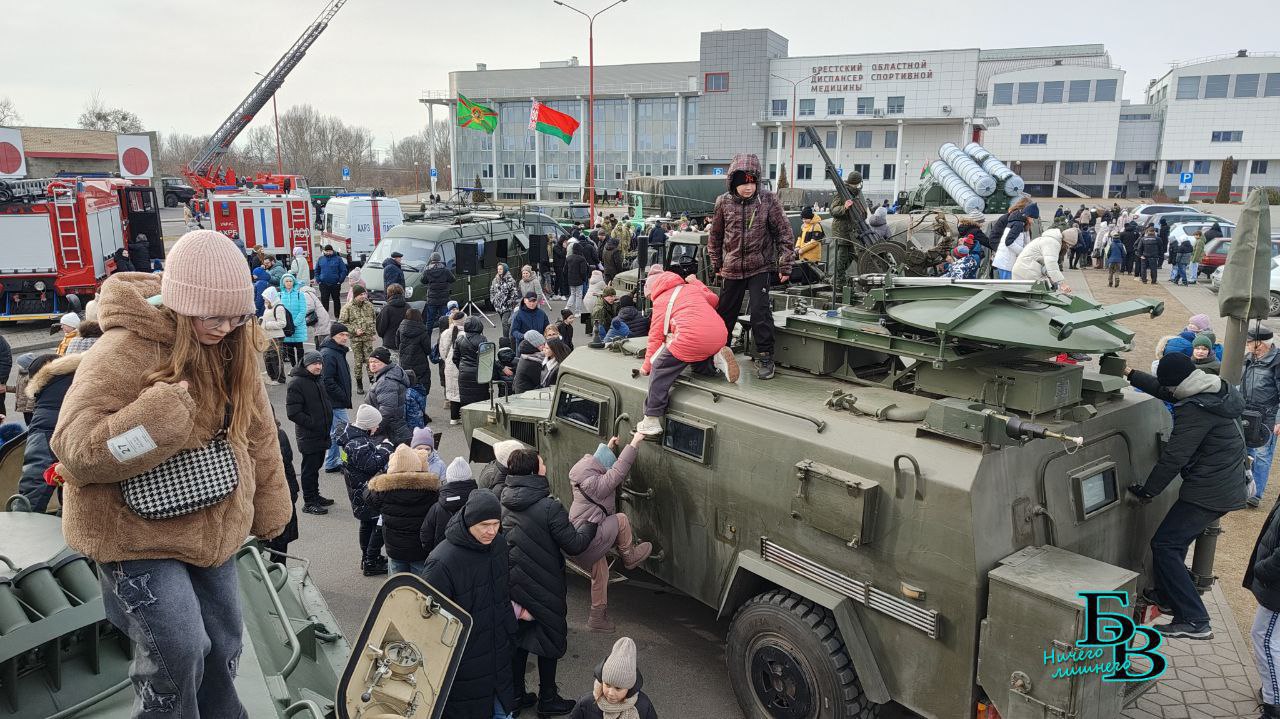 Артиллерия, миномёты, ЗРК и... солдатская каша. Выставка в Бресте у Ледового