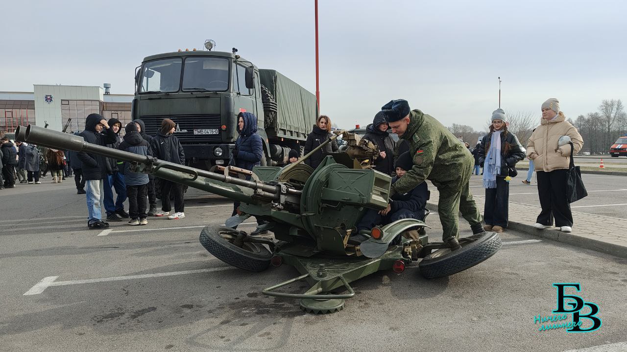 Артиллерия, миномёты, ЗРК и... солдатская каша. Выставка в Бресте у Ледового