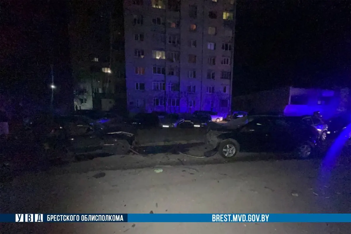 Пьяный водитель врезался в припаркованные авто. Подробности  ДТП на Березовке в Бресте