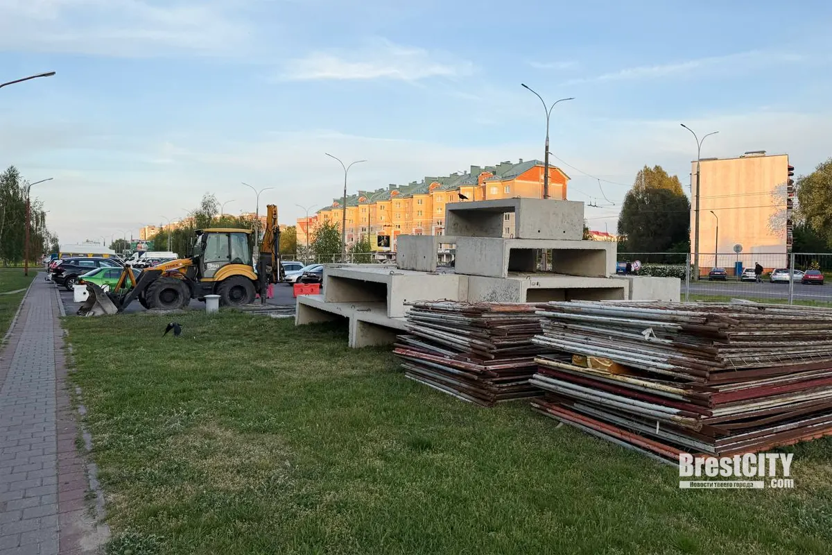 Брест. Автомобили на этой стоянке просят убрать до 12 мая. В чём причина