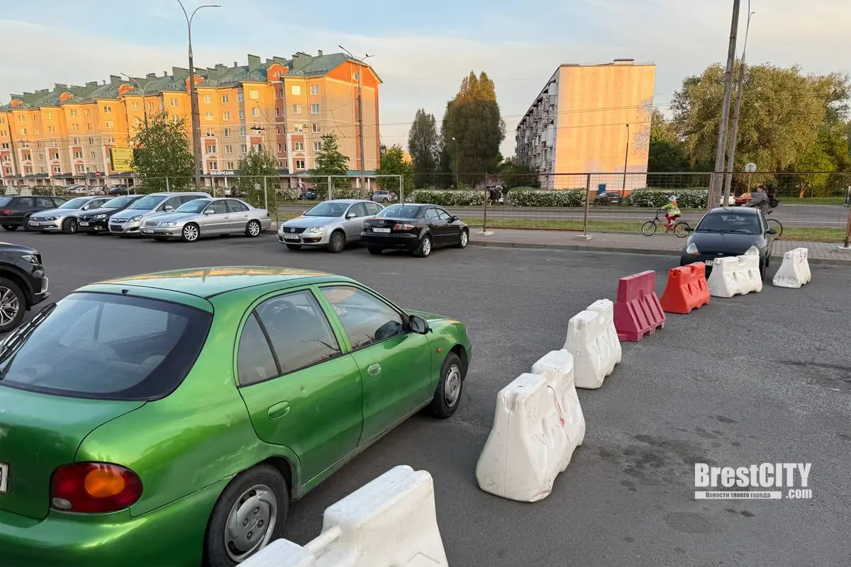 Брест. Автомобили на этой стоянке просят убрать до 12 мая. В чём причина
