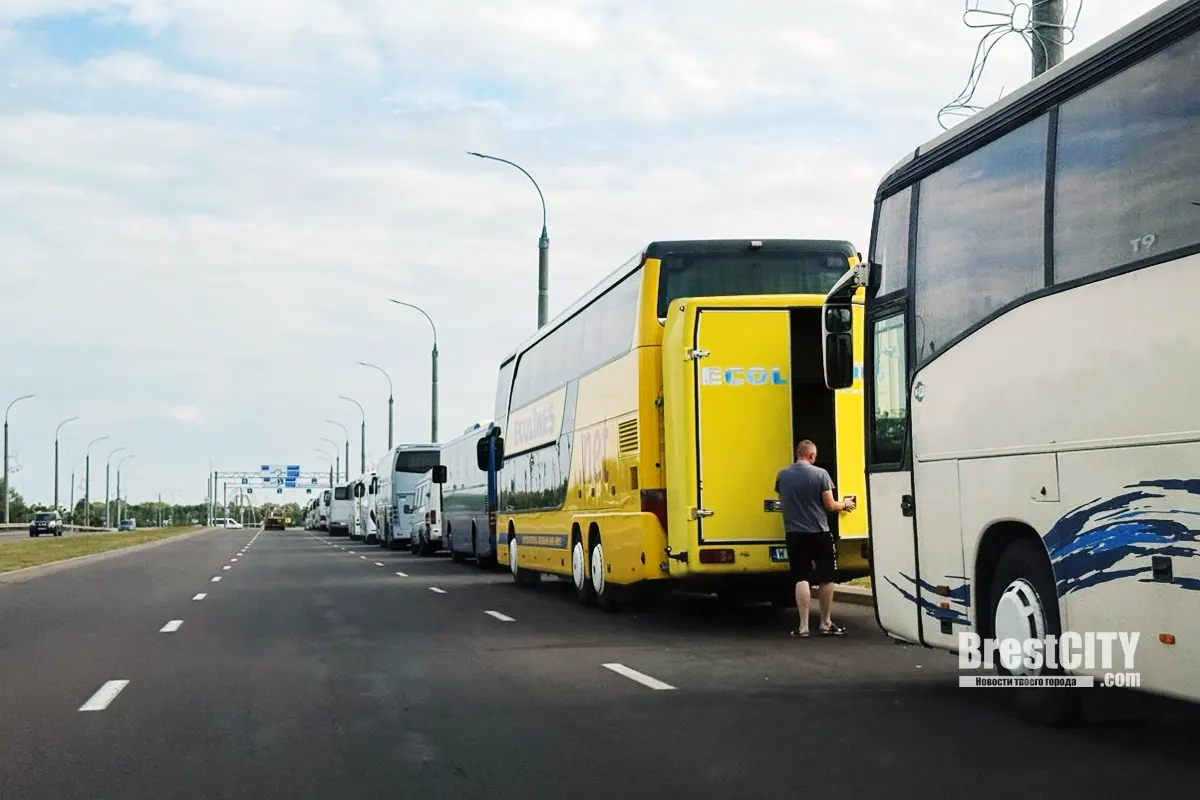 На Берестейском мосту до кольца временно уберут знаки 80? Всё из за автобусов на границу
