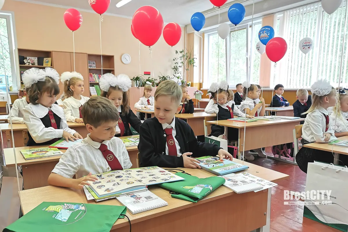 «Карта учащегося». В Бресте школьникам вручили памятные подарки