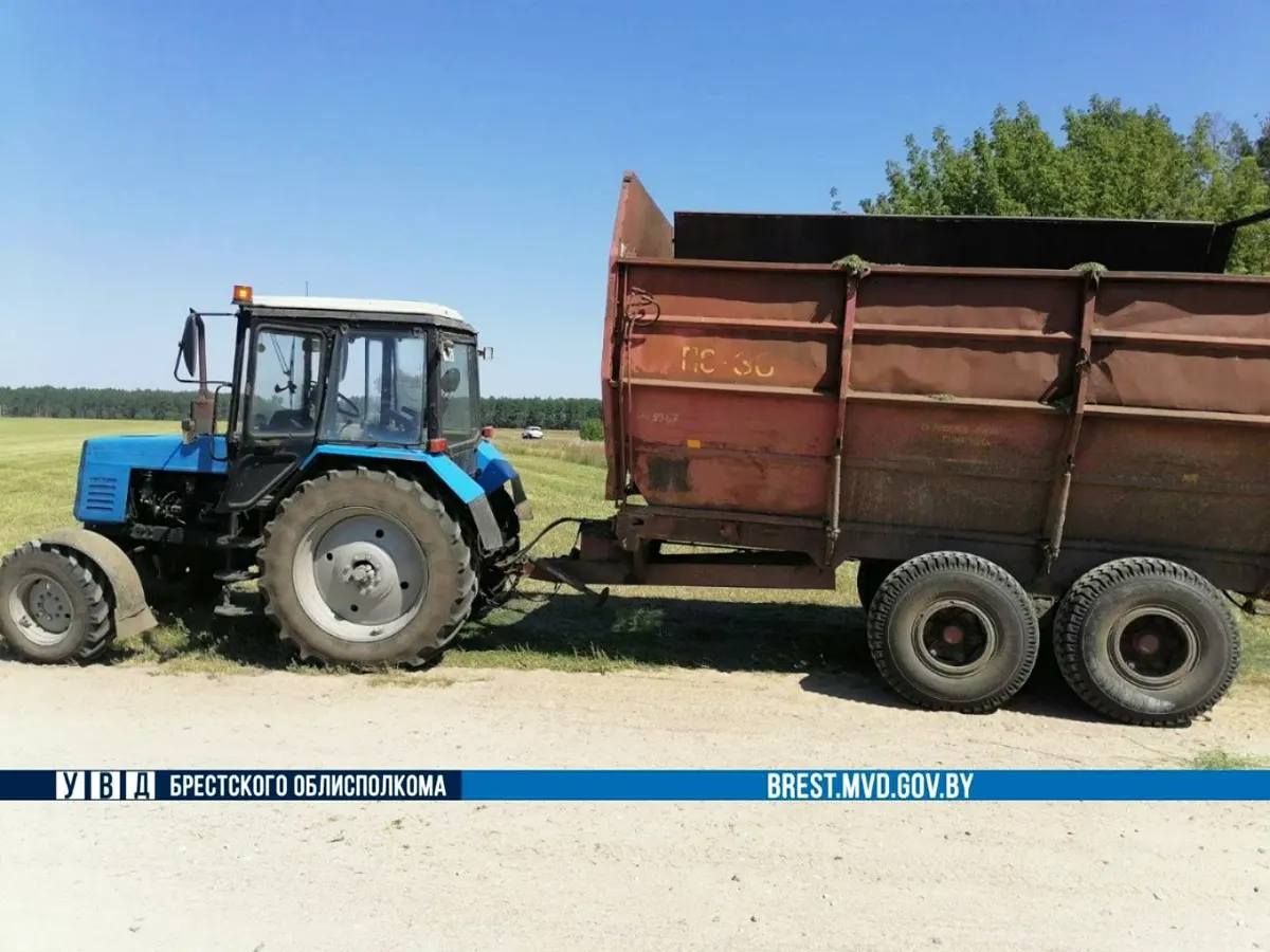 Lada врезалась в трактор и вылетела в кювет. Кто виноват? ДТП в Брестском районе